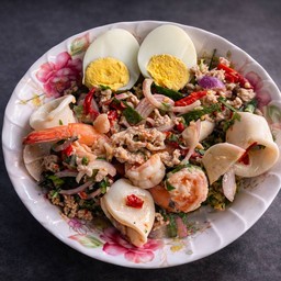 ยําชะอมไข่ทอด