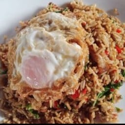 กระเพราเนื้อสับคลุกข้าวไข่ดาว