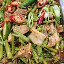 ผัดพริกแกงหมูผักบุ้ง