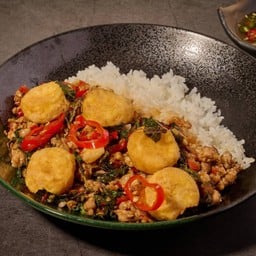 กะเพราพันธุ์แท้เต้าหู้ไข่ทอดหมูสับ