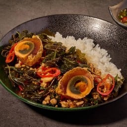 กะเพราพันธุ์แท้หมูสับไข่เยี่ยวม้ากะเพรากรอบ