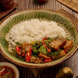 ผัดคะน้าพันธุ์แท้หมูกรอบ