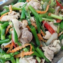 ไก่ผัดดอกหอม