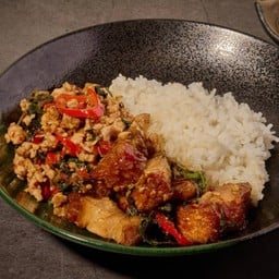 กะเพราพันธุ์แท้หมูสับหมูกรอบ