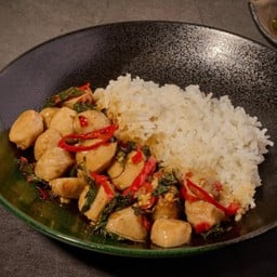 กะเพราพันธุ์แท้ลูกชิ้น