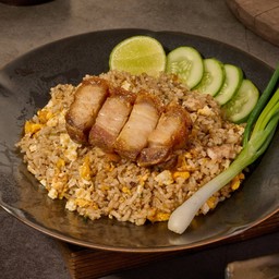 ข้าวผัดพันธุ์แท้หมูกรอบ