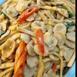 ผัดกระเพราลูกชิ้นหมูหน่อไม้