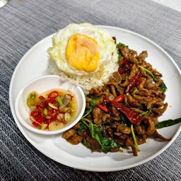 กะเพรากึ๋นไก่+ไข่ดาว