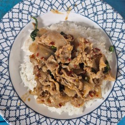 ข้าวราดกะเพราหมูสามชั้นสไลด์