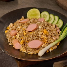 ข้าวผัดพันธุ์แท้ไส้กรอก