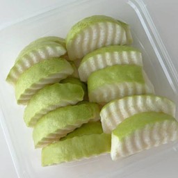 ฝรั่งกิมจูกำลังใจ (หั่นพร้อมทาน)