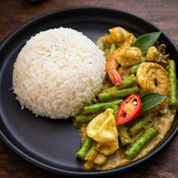 ผัดพริกแกงทะเล ราดข้าว