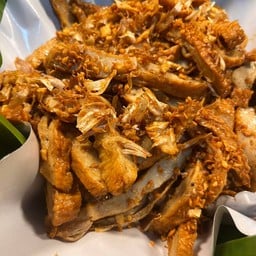 ข้าวเหนียวหน้าหมูยอผัดกระเทียมพริกไทย