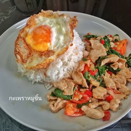 กะเพราหมูชิ้น+ไข่ดาว