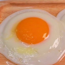 ไข่ดาวน้ำมันน้อย (ไม่สุก)