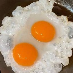 ไข่ดาวแฝดน้ำมันน้อย (ไม่สุก)