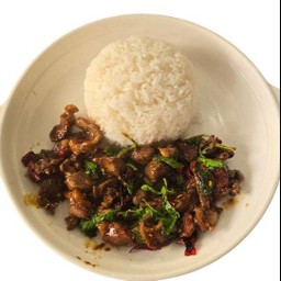 กระเพราเครื่องในไก่ราดข้าว