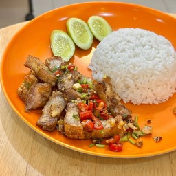 ข้าวหมูกรอบคั่วพริกเกลือ