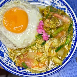 กุ้งผัดผงกระหรี่ราดข้าว