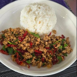 กระเพราหมูสับราดข้าว