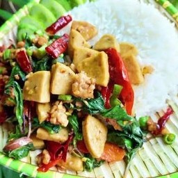 ข้าวผัดกระเพราหมูสับ+หมูยอ พริกแห้งกับข้าวสวยร้อนๆ