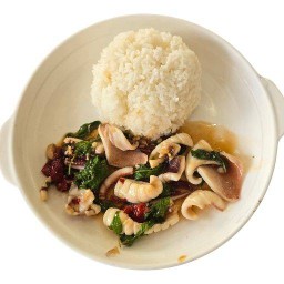 กระเพราหมึกราดข้าว