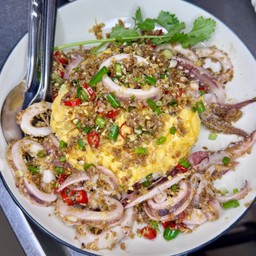 หมึกผัดพริกเกลือราดข้าว