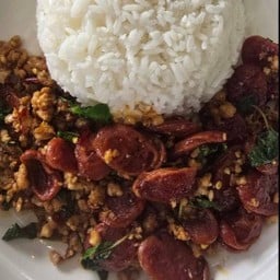 กระเพรากุนเชียงราดข้าว