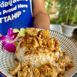ไข่ปลาอินทรีทอดกระเทียมราดข้าว