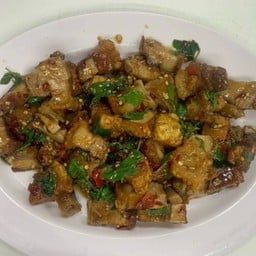 กับข้าว กะเพราหมูกรอบ (จานใหญ่)