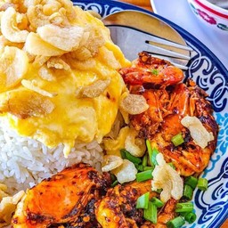 กุ้งผัดพริกบ่นไข่ข้นกากหมูราดข้าว
