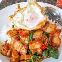 ข้าวกระเพราหมูกรอบไข่ดาว