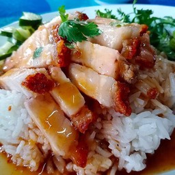 หมูกรอบผัดน้ำมันหอยราดข้าว