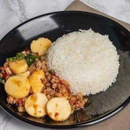 กระเพราเต้าหู้ไข่ราดข้าว