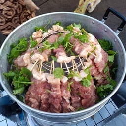 คุณอรหมูนึ่งมะนาวเสียบไม้  B21 ถนนคนเดิน Khun orn  Pork with Lime Spicy Sauce