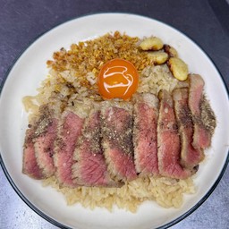 ข้าวผัดหน้าเนื้อย่างไข่ดอง