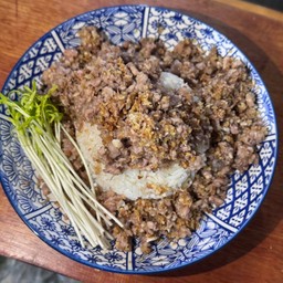หมูสับทอดกระเทียมพริกไทยราดข้าว