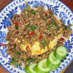 กะเพราหมูสับราดข้าว