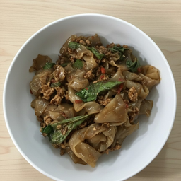 เส้นใหญ่ ผัดกระเพรา ไก่สับ