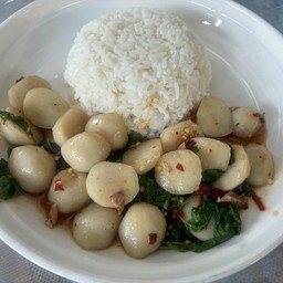 กระเพราลูกชิ้นปลา