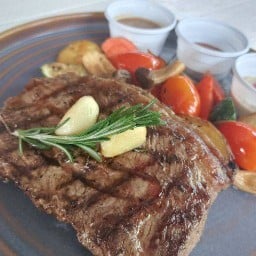 สุขนิยม สเต๊ก เฮาส์ ตลาด เดอะชิลล์ เขาน้อย