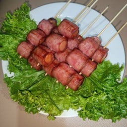 น้องอริสผลไม้สดพร้อมทาน&เบคอนพันไส้กรอก -