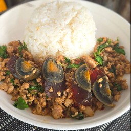 กระเพราไข่เยี่ยวม้าราดข้าว