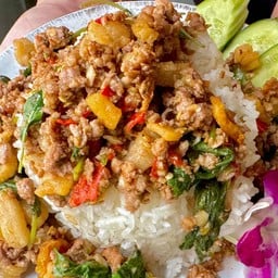กะเพราเนื้อสับกากหมูราดข้าว