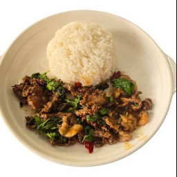 กระเพราเนื้อชิ้นราดข้าว