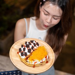 วาฟเฟิล + วิปครีม + บราวนี่ + ฝอยทอง