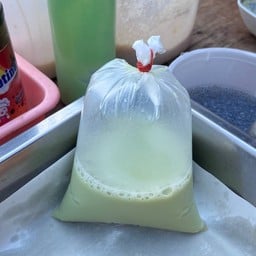 น้ำเต้าหู้ชาเขียวใส่เครื่อง.