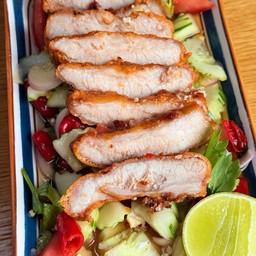 ยำคอหมูทอด