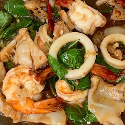 ข้าวใบโหระพาผัดพริกรวมทำเล