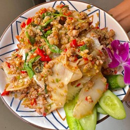 กะเพราหมูสับหน่อไม้ดองราดข้าว